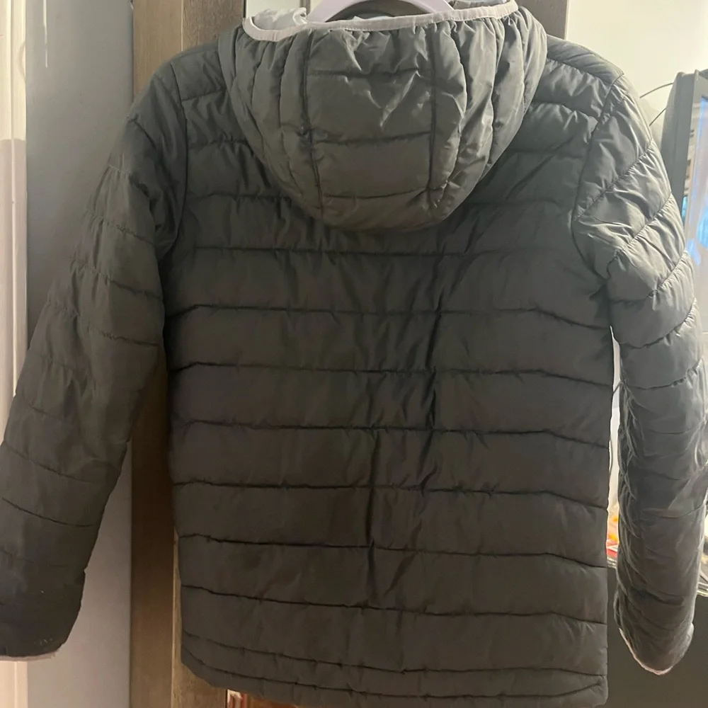 Boys Umbro Black with red accents Fits like a 14 - Picture 3 of 5